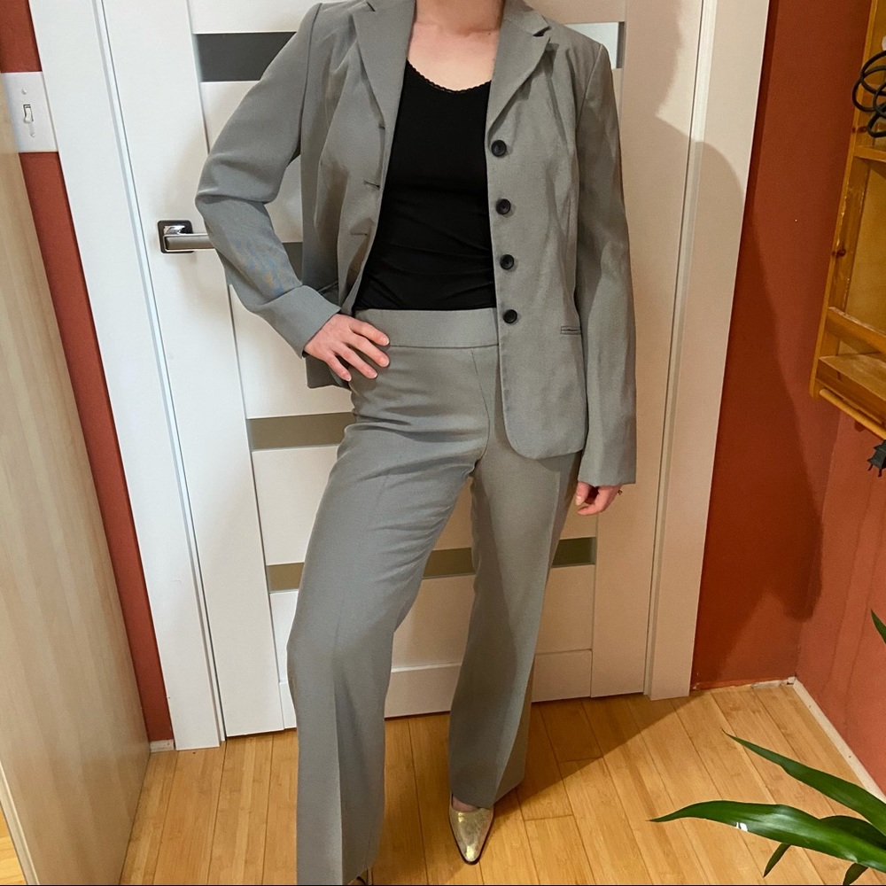 EUC Ann Taylor classic gray pant suit -long jacket